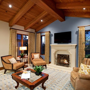 Großes, Offenes Mediterranes Musikzimmer mit blauer Wandfarbe, Kamin, verputztem Kaminsims, Wand-TV und Teppichboden in San Diego