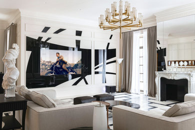 На фото: большая серо-белая гостиная комната в стиле неоклассика (современная классика) с бежевыми стенами, мраморным полом, стандартным камином, фасадом камина из камня, скрытым телевизором, зоной отдыха, бежевым полом и акцентной стеной