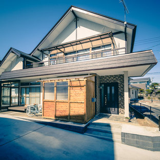 他の地域の和風のおしゃれな家の外観 (コンクリートサイディング、陸屋根、戸建、混合材屋根) の写真