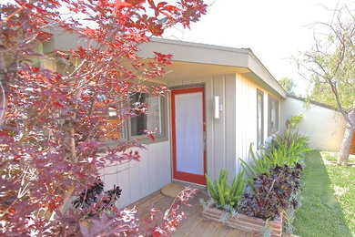 Example of a mid-century modern gray wood exterior home design in Los Angeles