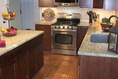 Example of a classic kitchen design in Cleveland