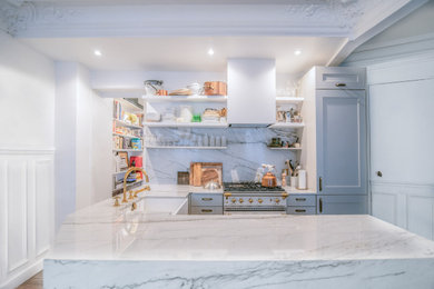 Idées déco pour une cuisine ouverte contemporaine en U de taille moyenne avec un évier de ferme, un placard à porte plane, des portes de placard blanches, plan de travail en marbre, une crédence en marbre, un électroménager de couleur, parquet foncé, îlot, une crédence blanche et un sol bleu.