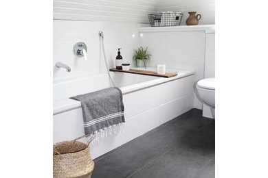 Modernes Badezimmer mit Einbaubadewanne, Wandtoilette mit Spülkasten, weißen Fliesen, Keramikfliesen, Terrakottaboden und grauem Boden in Sonstige
