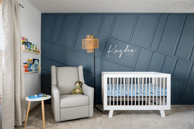 Foto de habitación de bebé tradicional con paredes azules y boiserie