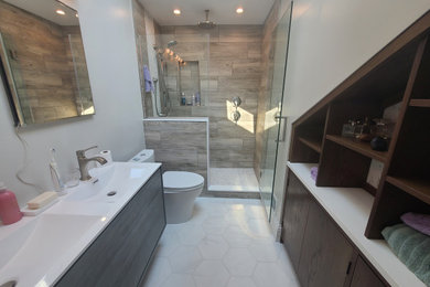 Example of a small minimalist bathroom design in DC Metro