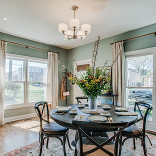 ナッシュビルの中サイズのトラディショナルスタイルのLDKの画像 (緑の壁、淡色無垢フローリング、暖炉なし、茶色い床)