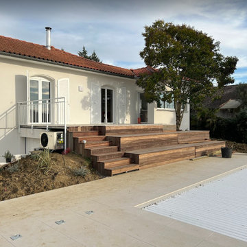 Un jardin sur plusieurs niveaux pour optimiser un terrain en pente.