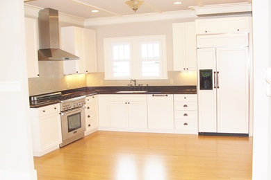 Kitchen pantry - mid-sized traditional l-shaped light wood floor and beige floor kitchen pantry idea in Hawaii with an undermount sink, shaker cabinets, white cabinets, gray backsplash, ceramic backsplash, stainless steel appliances and no island
