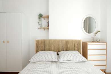 Idées déco pour une petite chambre scandinave avec un mur blanc et parquet clair.