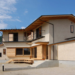 他の地域のトラディショナルスタイルのおしゃれな家の外観 (茶色い外壁、切妻屋根、戸建) の写真