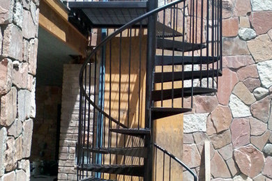 デンバーにある広いおしゃれな階段 (金属の手すり) の写真
