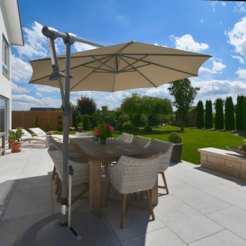 Natursteinmauern und Wasserspiel bilden großzügige und helle Gartenräume zum A