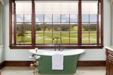 ダラスにあるエクレクティックスタイルのおしゃれな浴室 (白い壁、白い洗面カウンター、洗面台1つ) の写真