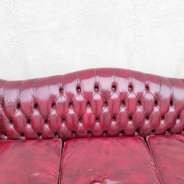 1970s Vintage English Burgundy Chesterfield Leather Sofá.