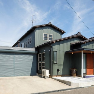 他の地域のアジアンスタイルのおしゃれな家の外観 (木材サイディング、緑の外壁、切妻屋根、瓦屋根) の写真