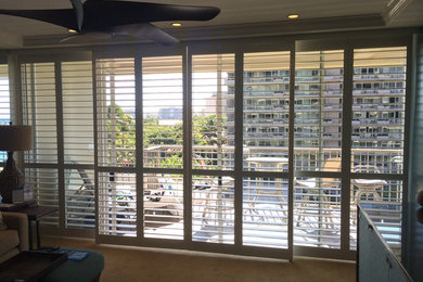 Beach style living room photo in Hawaii