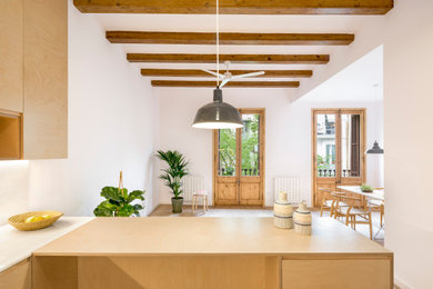 Modelo de cocina escandinava pequeña con fregadero bajoencimera, armarios abiertos, puertas de armario de madera clara, encimera de mármol, salpicadero blanco, salpicadero de mármol, electrodomésticos con paneles, suelo de baldosas de cerámica, una isla, suelo negro y encimeras blancas