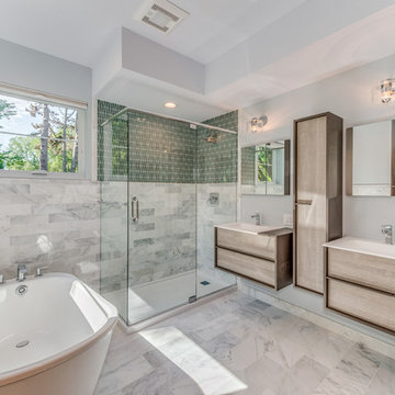 Blue Eco House - Master Bathroom