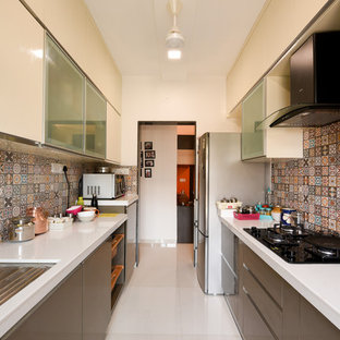 Foto di una cucina parallela etnica con lavello sottopiano, ante lisce, ante grigie, paraspruzzi multicolore, elettrodomestici in acciaio inossidabile, pavimento bianco e top bianco