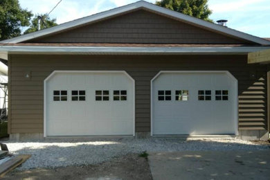 Diseño de garaje independiente clásico de tamaño medio para dos coches