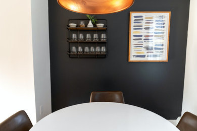 Стильный дизайн: кухня-столовая среднего размера в скандинавском стиле с серыми стенами, паркетным полом среднего тона и обоями на стенах без камина - последний тренд
