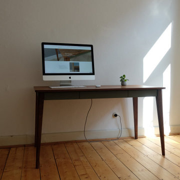 Schreibtisch (Nussbaum und Linoleum)