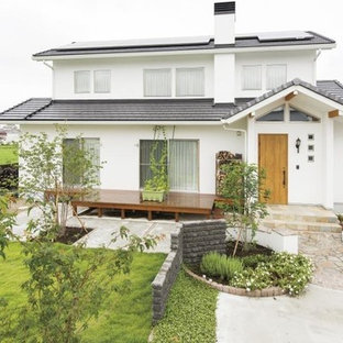 他の地域のモダンスタイルのおしゃれな家の外観 (漆喰サイディング、切妻屋根、戸建、瓦屋根) の写真