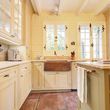 Colonial kitchen Warm with French Touch