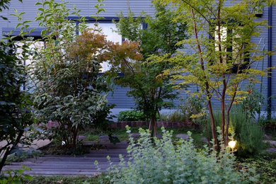 Cette image montre une grande terrasse minimaliste avec une cour et des pavés en brique.