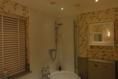 Стильный дизайн: главная ванная комната среднего размера в классическом стиле с фасадами с декоративным кантом, серыми фасадами, угловой ванной, душем над ванной, инсталляцией, белой плиткой, плиткой кабанчик, разноцветными стенами и полом из известняка - последний тренд