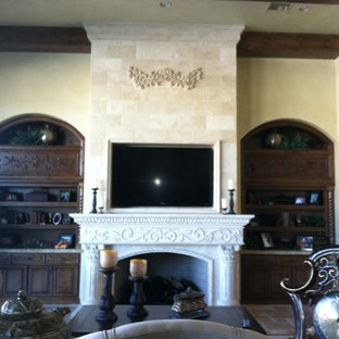 Ispirazione per un piccolo soggiorno stile rurale chiuso con sala formale, pareti beige, pavimento in travertino, camino classico, cornice del camino in pietra, parete attrezzata e pavimento beige