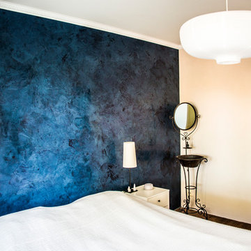 Blue marmorino wall in bedroom.