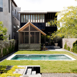 Kleines Modernes Sportbecken hinter dem Haus in rechteckiger Form mit Betonplatten in Houston
