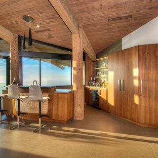ロサンゼルスのコンテンポラリースタイルのおしゃれなウェットバー (フラットパネル扉のキャビネット、中間色木目調キャビネット、グレーのキッチンパネル、ベージュの床) の写真