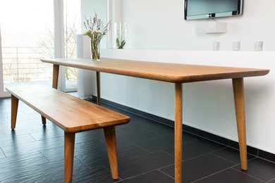 Offenes, Großes Modernes Esszimmer mit weißer Wandfarbe, Betonboden und grauem Boden in Sonstige