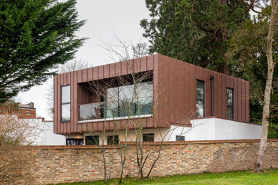 Diseño de fachada de casa contemporánea grande de dos plantas con revestimiento de metal