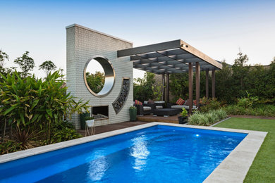 Diseño de piscina de tamaño medio interior