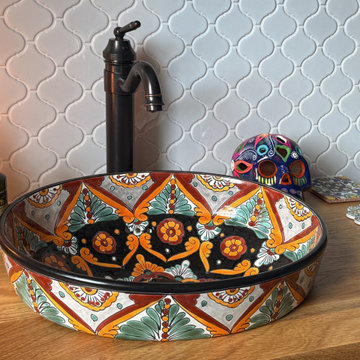 Hand-painted washbasin in the bathroom