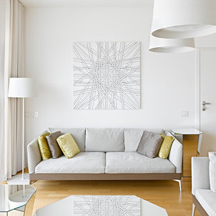 Immagine di un soggiorno minimal di medie dimensioni con pareti bianche e pavimento in legno massello medio