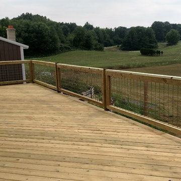 Deck with hog fence railing
