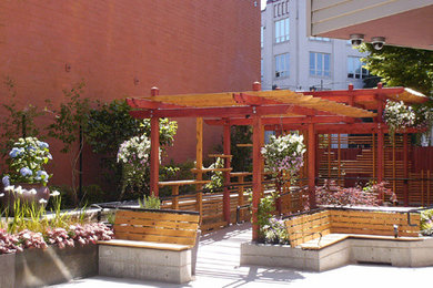 Idée de décoration pour un jardin sur cour asiatique de taille moyenne avec une exposition partiellement ombragée.