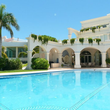 Waterfront Villa. Mediterranean. Villa Madonna on the beach. Cancun, México.