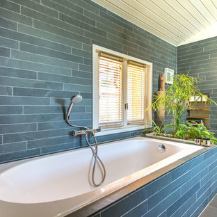 Bäder mit Schieferfliesen und Schiebetür-Duschabtrennung Ideen, Design