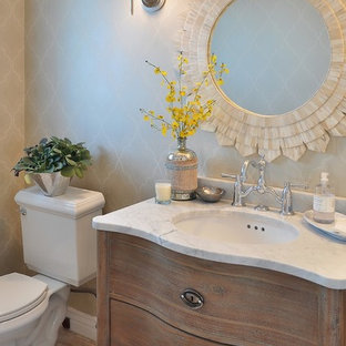 フェニックスのトラディショナルスタイルのおしゃれなトイレ・洗面所 (アンダーカウンター洗面器、分離型トイレ、家具調キャビネット、濃色木目調キャビネット) の写真
