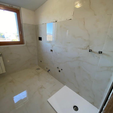 Bagno in marmo panna