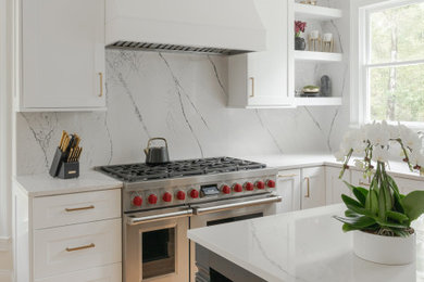 Example of a mid-sized minimalist l-shaped light wood floor and brown floor enclosed kitchen design in Atlanta with an undermount sink, shaker cabinets, white cabinets, quartz countertops, multicolored backsplash, quartz backsplash, stainless steel appliances, an island and multicolored countertops