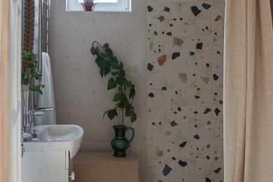 Свежая идея для дизайна: маленькая серо-белая ванная комната в скандинавском стиле с плоскими фасадами, белыми фасадами, угловым душем, унитазом-моноблоком, разноцветной плиткой, керамогранитной плиткой, бежевыми стенами, полом из керамогранита, душевой кабиной, накладной раковиной, разноцветным полом, шторкой для ванной, окном, тумбой под одну раковину, напольной тумбой и деревянным потолком для на участке и в саду - отличное фото интерьера