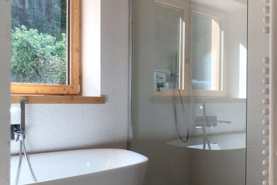 Immagine di una stanza da bagno contemporanea con vasca freestanding, piastrelle bianche e piastrelle in gres porcellanato