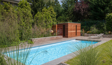 Eine moderne Gartensauna, mitten in einer grünen Oase im Rheinland