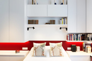 Inspiration pour une chambre minimaliste de taille moyenne avec un mur blanc et un sol beige.
